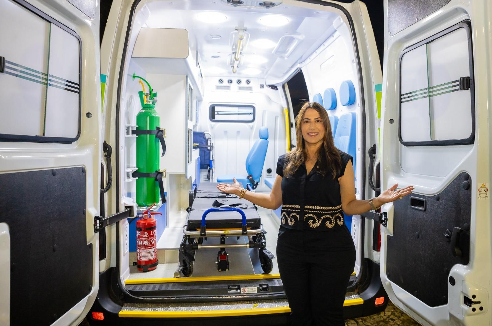 Deputada Cláudia Oliveira entrega ambulância e barracas da economia solidária em Canavieiras 5