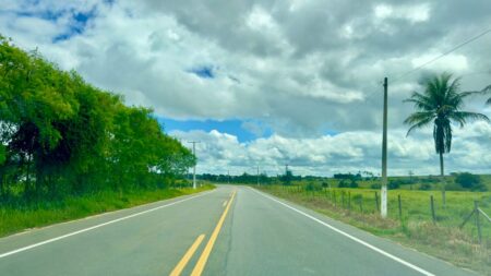 Parceria entre Prefeitura de Eunápolis e Governo do Estado revitaliza sinalização viária da Estrada da Colônia Parceria entre Prefeitura de Eunápolis e Governo do Estado revitaliza sinalização viária da Estrada da Colônia 10