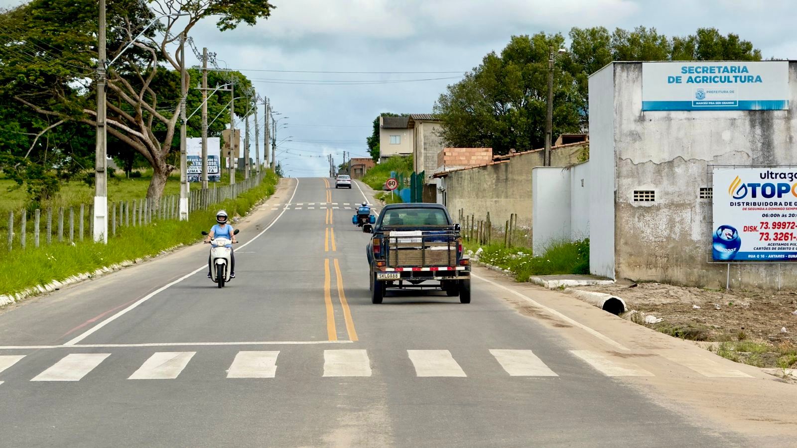 Parceria entre Prefeitura de Eunápolis e Governo do Estado revitaliza sinalização viária da Estrada da Colônia 6