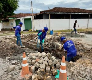 Prefeitura de Eunápolis intensifica ações de limpeza e desobstrução da rede pluvial em diversos pontos da cidade 1