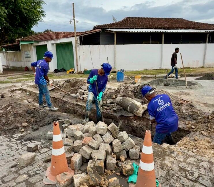 Prefeitura de Eunápolis intensifica ações de limpeza e desobstrução da rede pluvial em diversos pontos da cidade 4