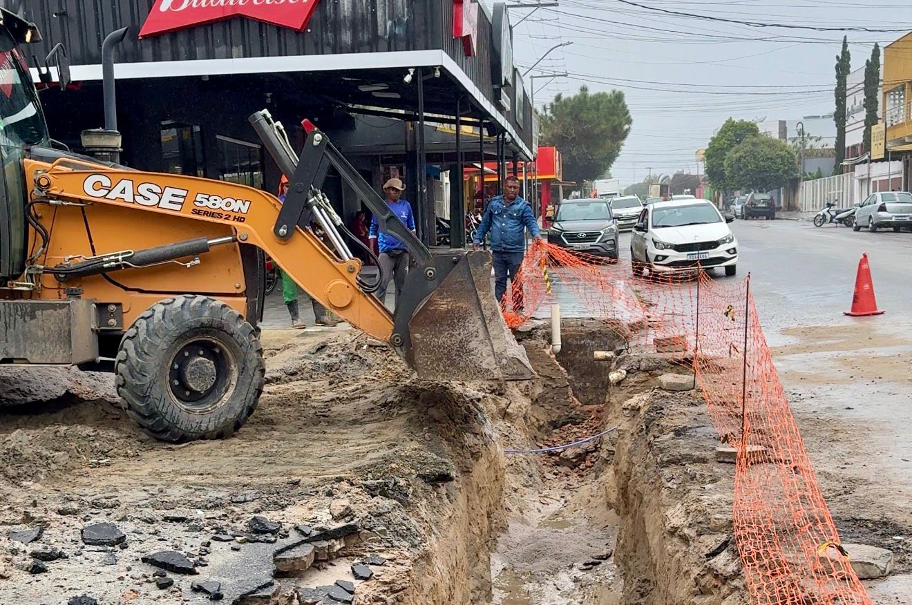 Prefeitura de Eunápolis intensifica ações de limpeza e desobstrução da rede pluvial em diversos pontos da cidade 5