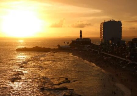 Bahia recebe mais de 102 mil turistas estrangeiros e registra alta de 11,8% em 2026 Bahia recebe mais de 102 mil turistas estrangeiros e registra alta de 11,8% em 2026 125