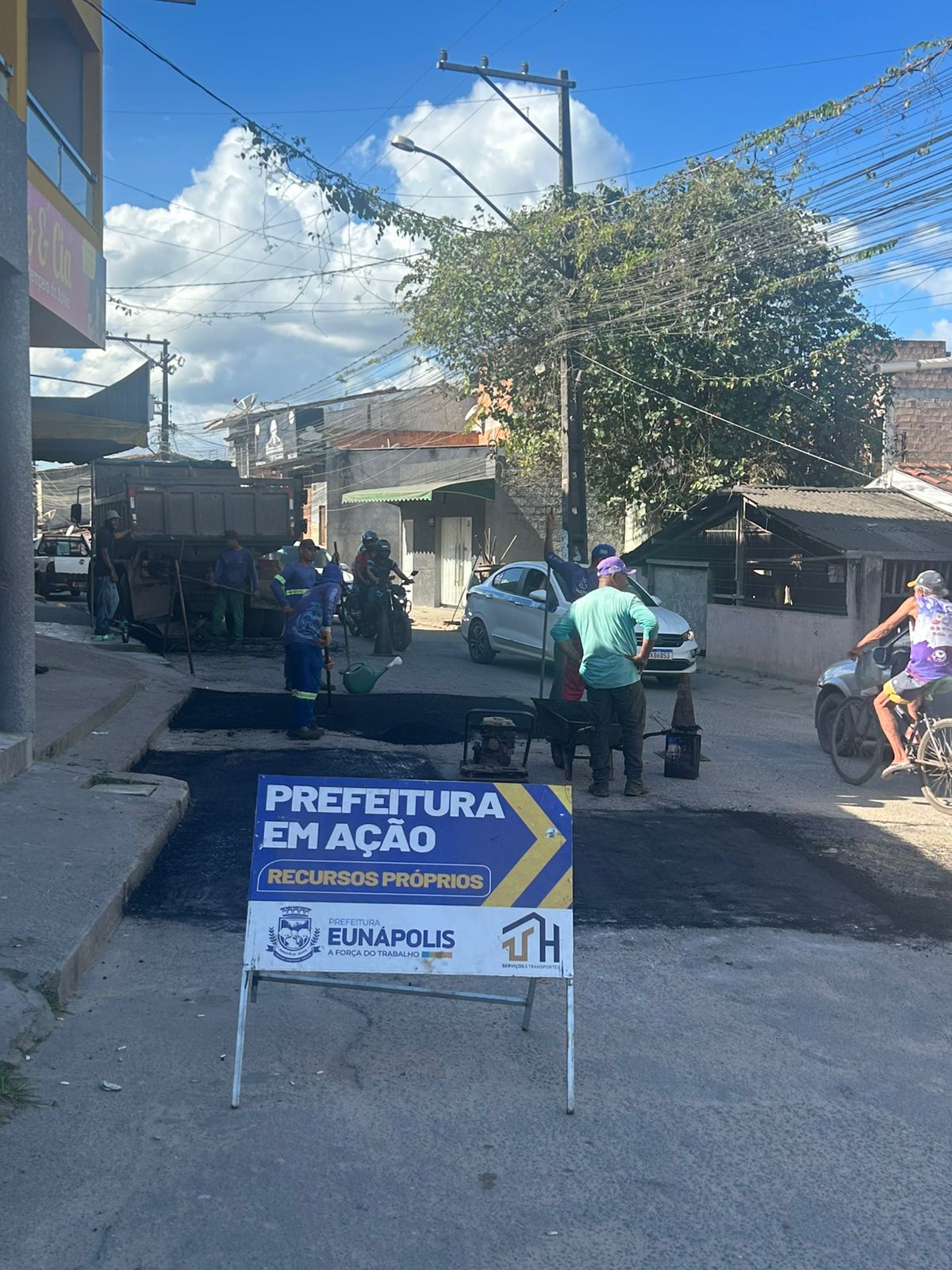 Prefeitura de Eunápolis intensifica operação de tapa-buracos e manutenção da iluminação no bairro Pequi 4