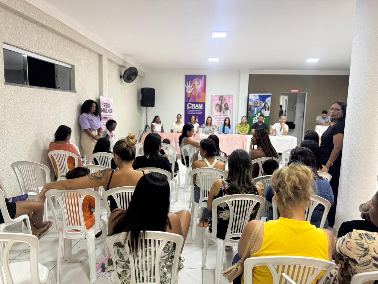 Secretária da Mulher se reúne com mães e professoras do Bairro Mirante 4