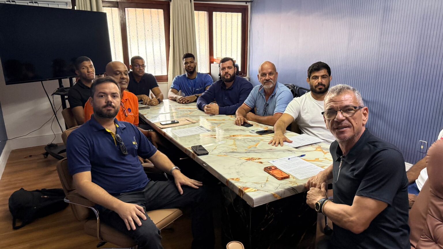 Prefeitura de Porto Seguro e provedores de internet firmam acordo para organizar cabos na Rua Pero Vaz de Caminha 10