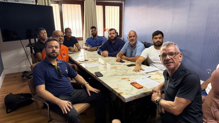 Prefeitura de Porto Seguro e provedores de internet firmam acordo para organizar cabos na Rua Pero Vaz de Caminha Prefeitura de Porto Seguro e provedores de internet firmam acordo para organizar cabos na Rua Pero Vaz de Caminha 4