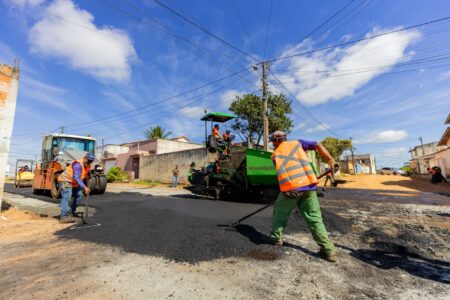 Prefeito Robério Oliveira vistoria obras de pavimentação no Bairro Nova Esperança Prefeito Robério Oliveira vistoria obras de pavimentação no Bairro Nova Esperança 125