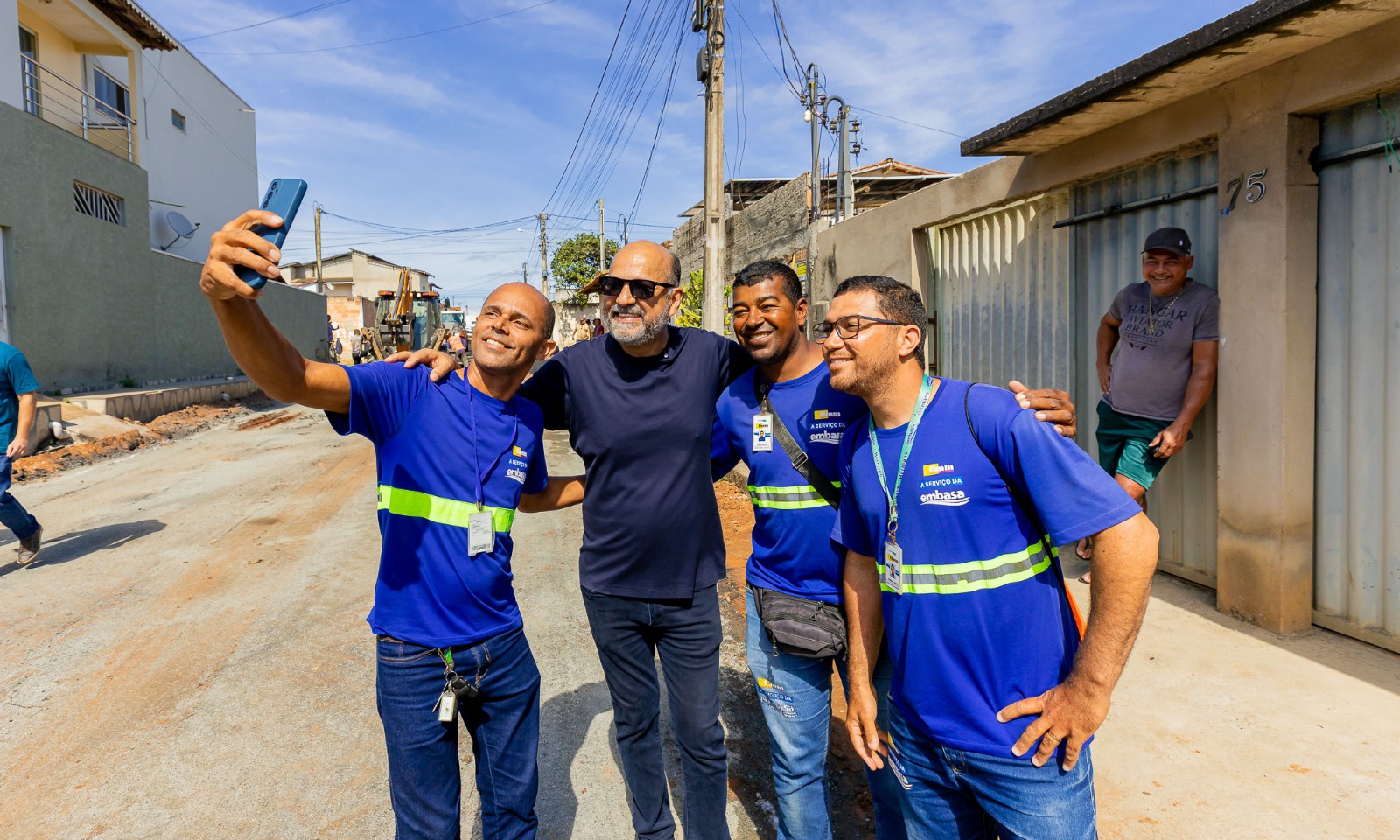 Prefeito Robério Oliveira vistoria obras de pavimentação no Bairro Nova Esperança 8