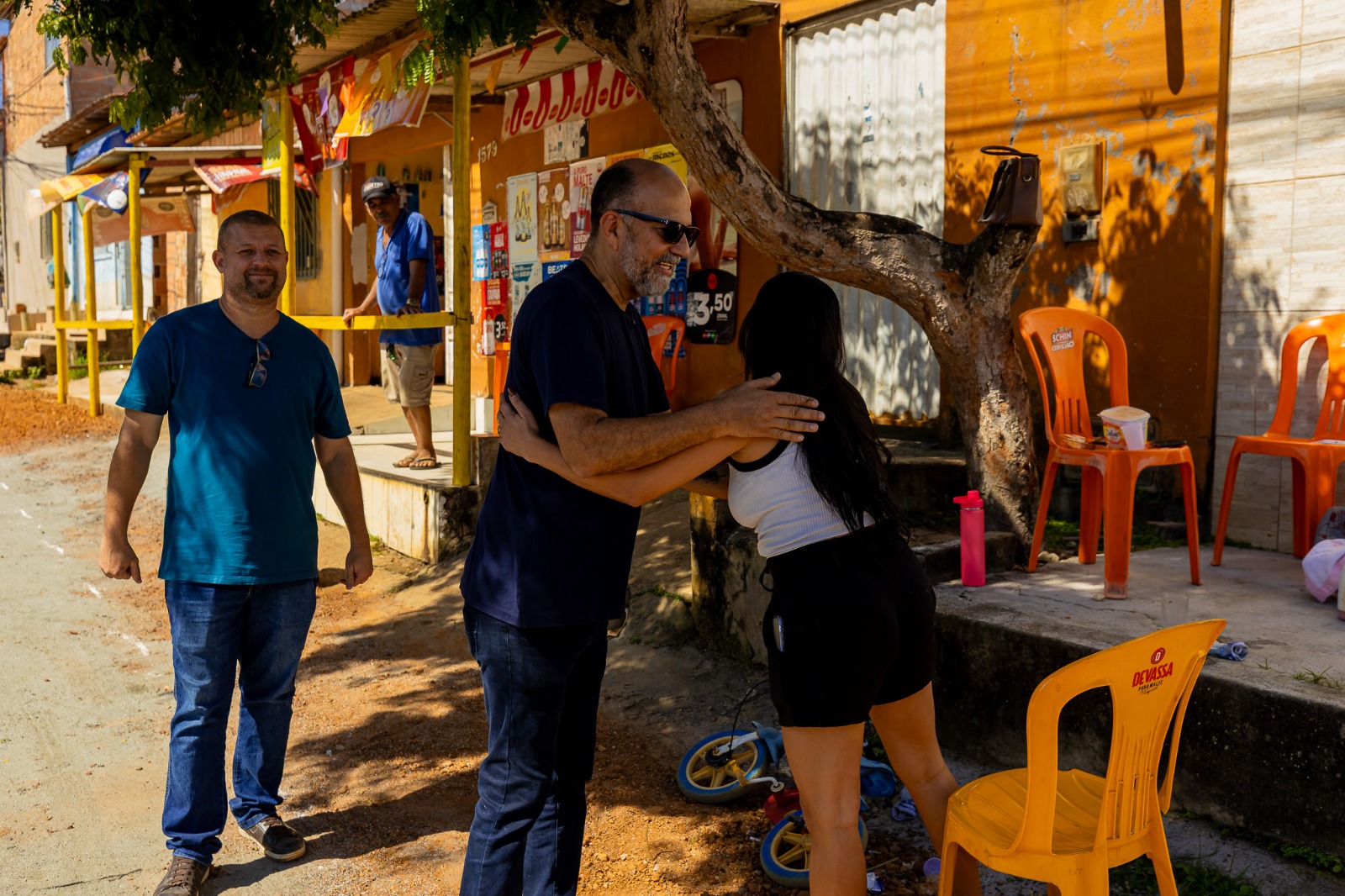 Prefeito Robério Oliveira vistoria obras de pavimentação no Bairro Nova Esperança 7