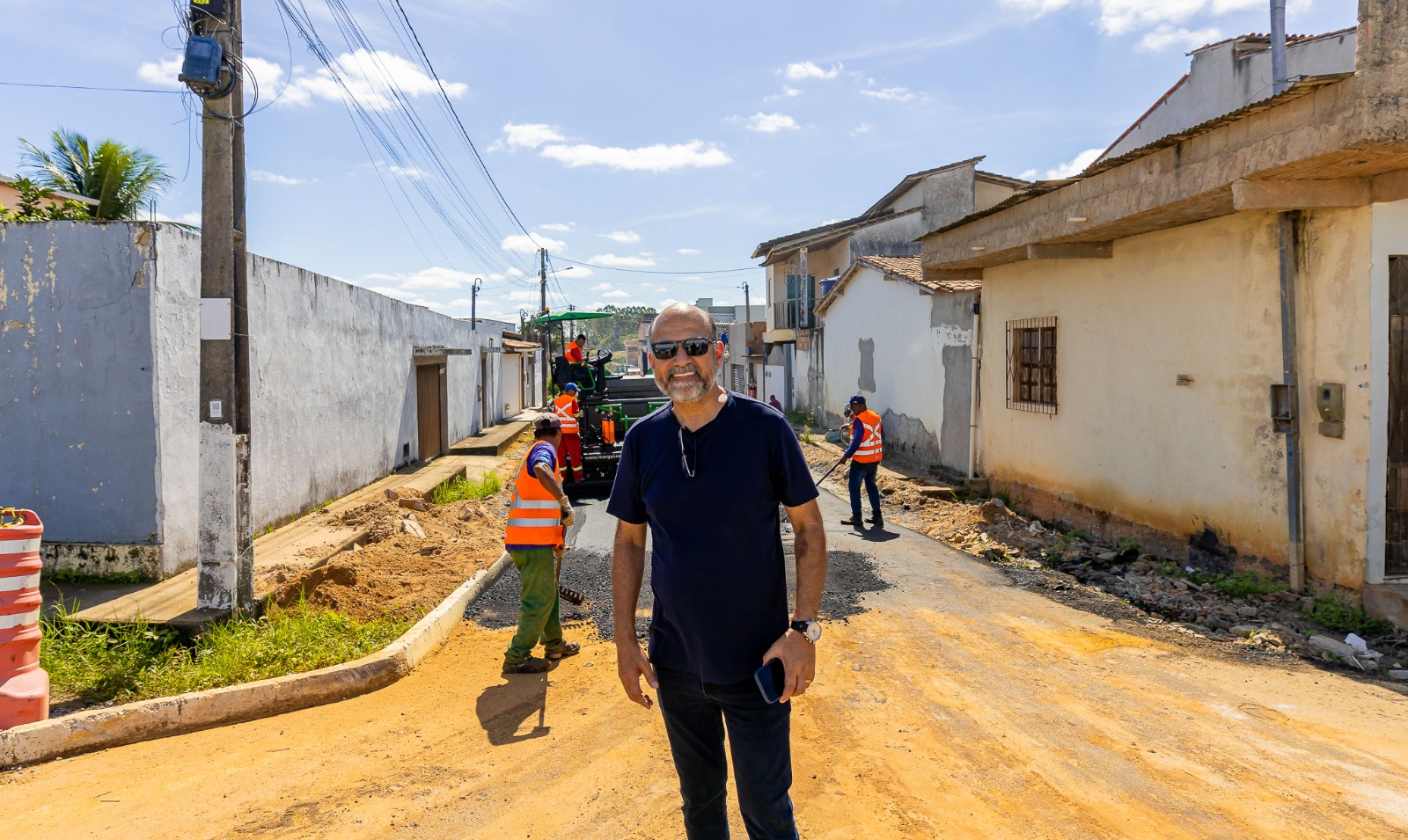 Prefeito Robério Oliveira vistoria obras de pavimentação no Bairro Nova Esperança 6