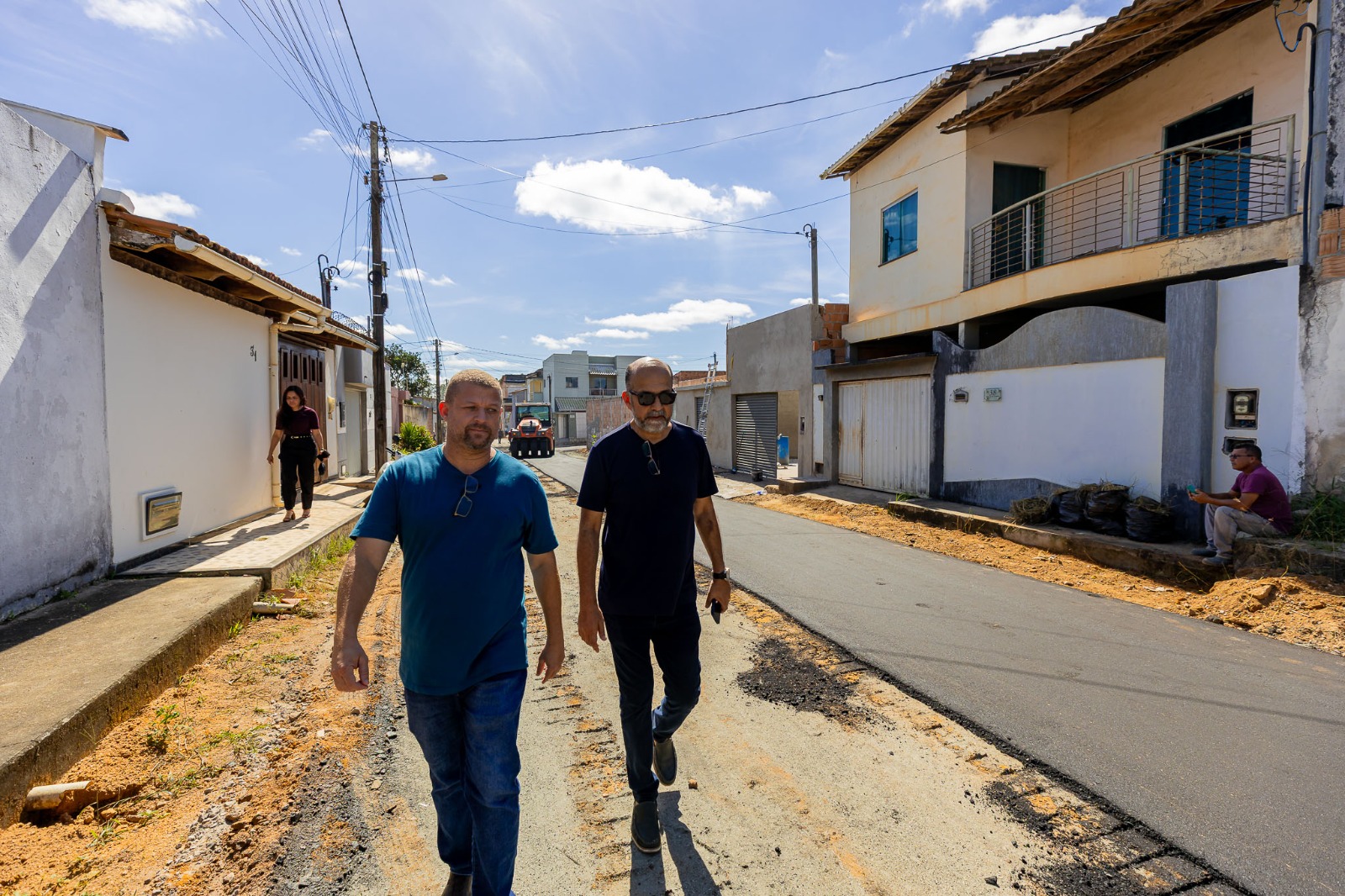 Prefeito Robério Oliveira vistoria obras de pavimentação no Bairro Nova Esperança 5