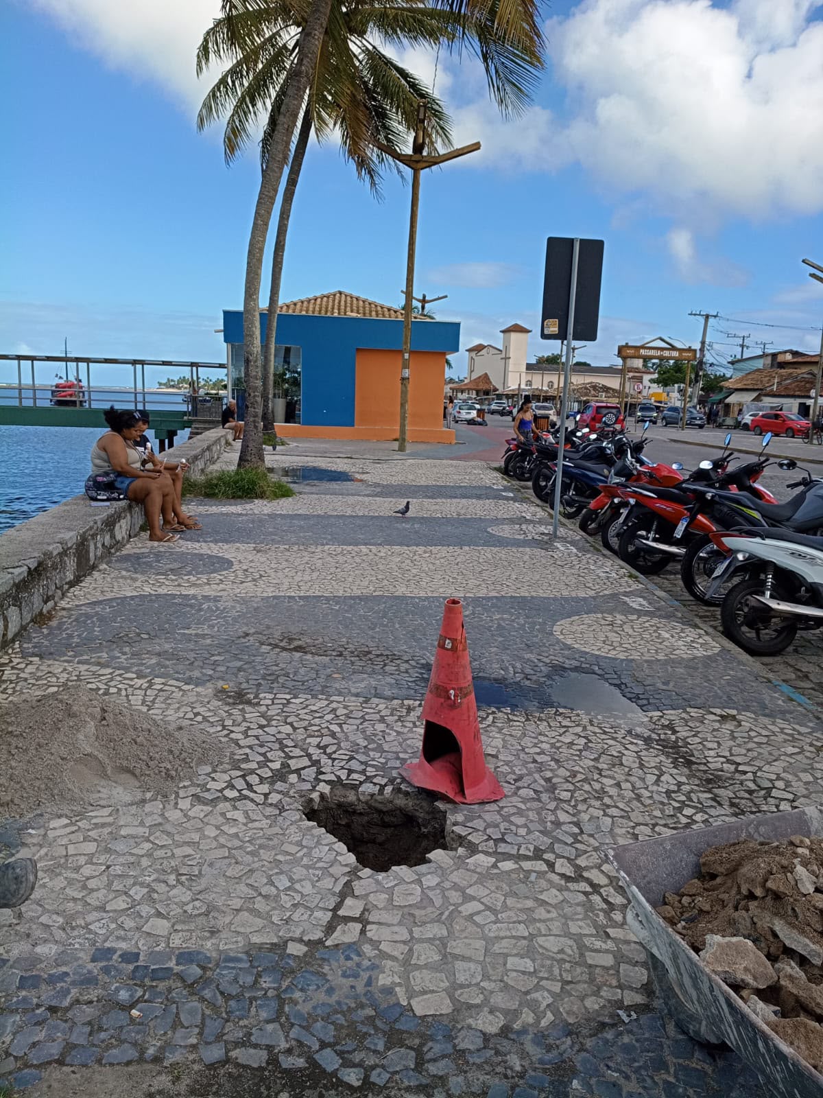 Serviços de manutenção preservam calçadas em pedra portuguesa na Avenida do Descobrimento 4