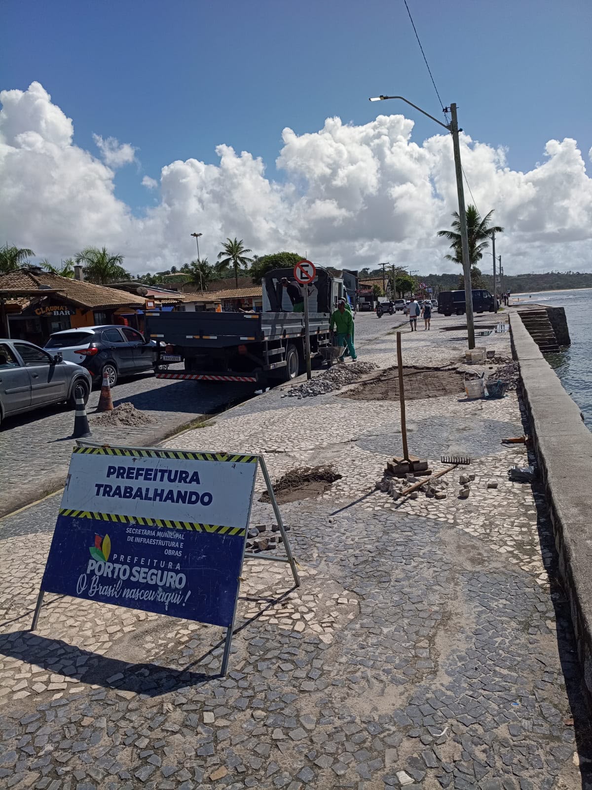 Serviços de manutenção preservam calçadas em pedra portuguesa na Avenida do Descobrimento 5