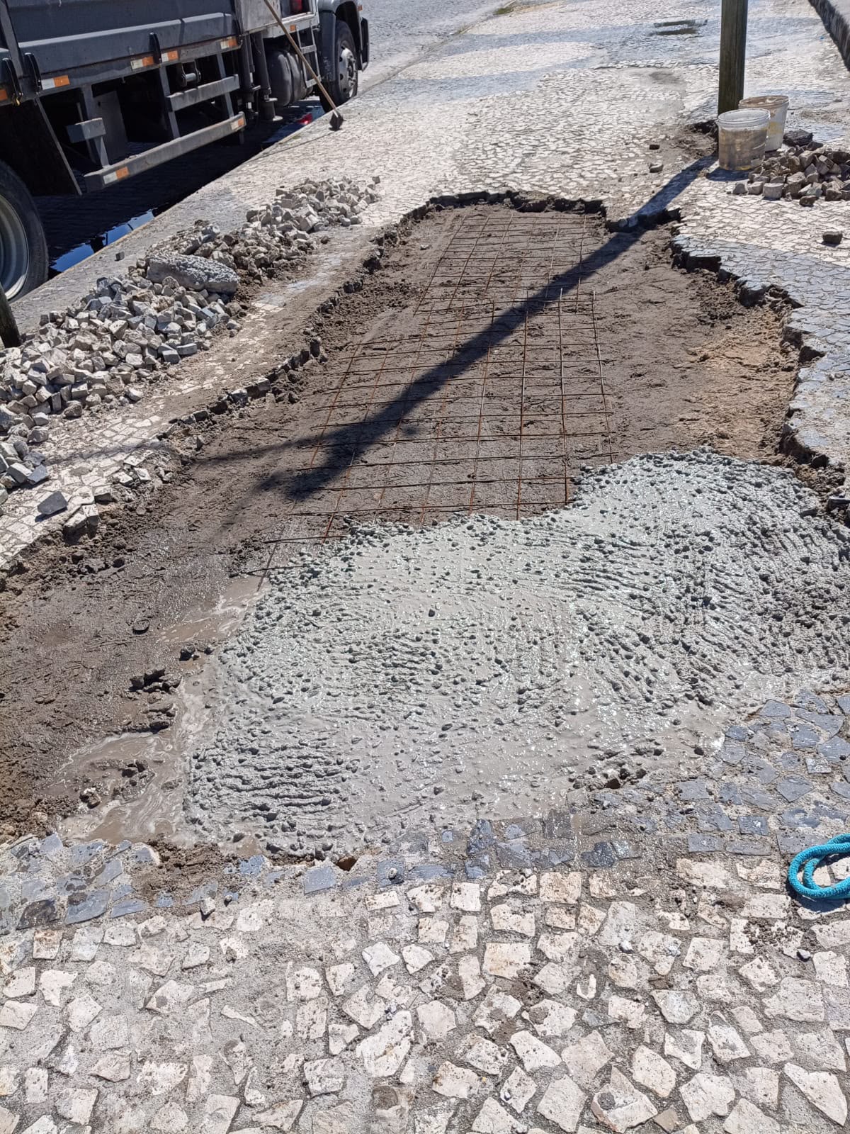 Serviços de manutenção preservam calçadas em pedra portuguesa na Avenida do Descobrimento 6