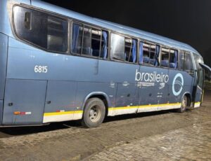 Homem é preso após furtar ônibus e ser interceptado pela PM no trevo de Itabela Homem é preso após furtar ônibus e ser interceptado pela PM no trevo de Itabela 118