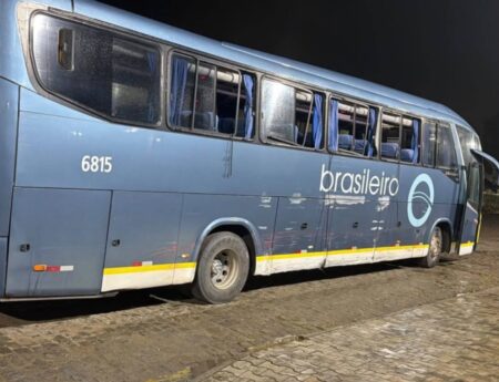 Homem é preso após furtar ônibus e ser interceptado pela PM no trevo de Itabela Homem é preso após furtar ônibus e ser interceptado pela PM no trevo de Itabela 126