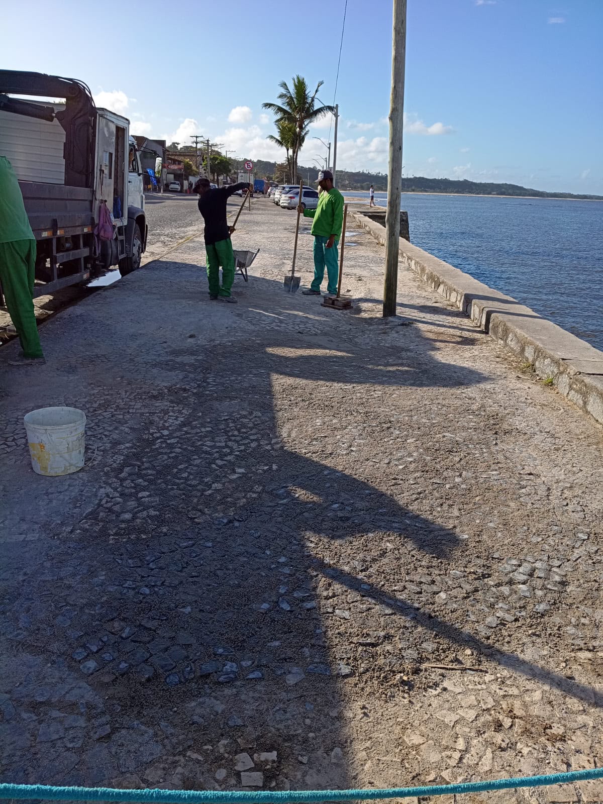 Serviços de manutenção preservam calçadas em pedra portuguesa na Avenida do Descobrimento 8