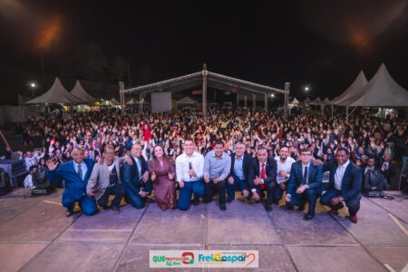 Alisson Santos leva muito louvor e adoração à Noite Gospel 2026 em Frei Gaspar 265