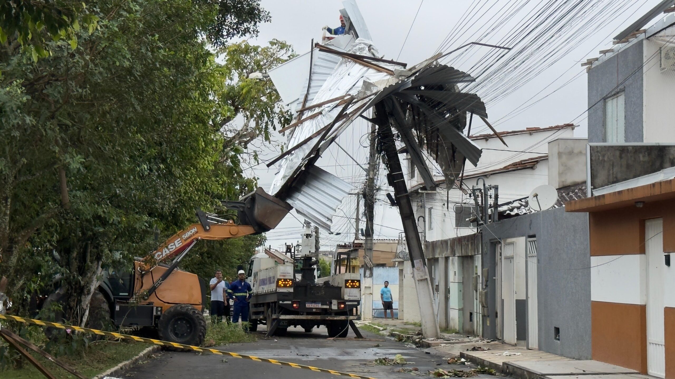 Prefeitura de Eunápolis decreta Situação de Emergência após vendaval e intensifica ações de recuperação 8