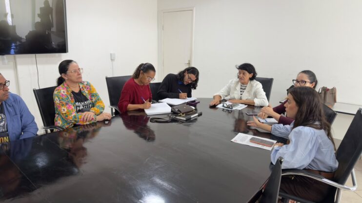 Prefeitura de Eunápolis recebe APLB e mantém diálogo sobre pautas da carreira do Magistério Prefeitura de Eunápolis recebe APLB e mantém diálogo sobre pautas da carreira do Magistério 4