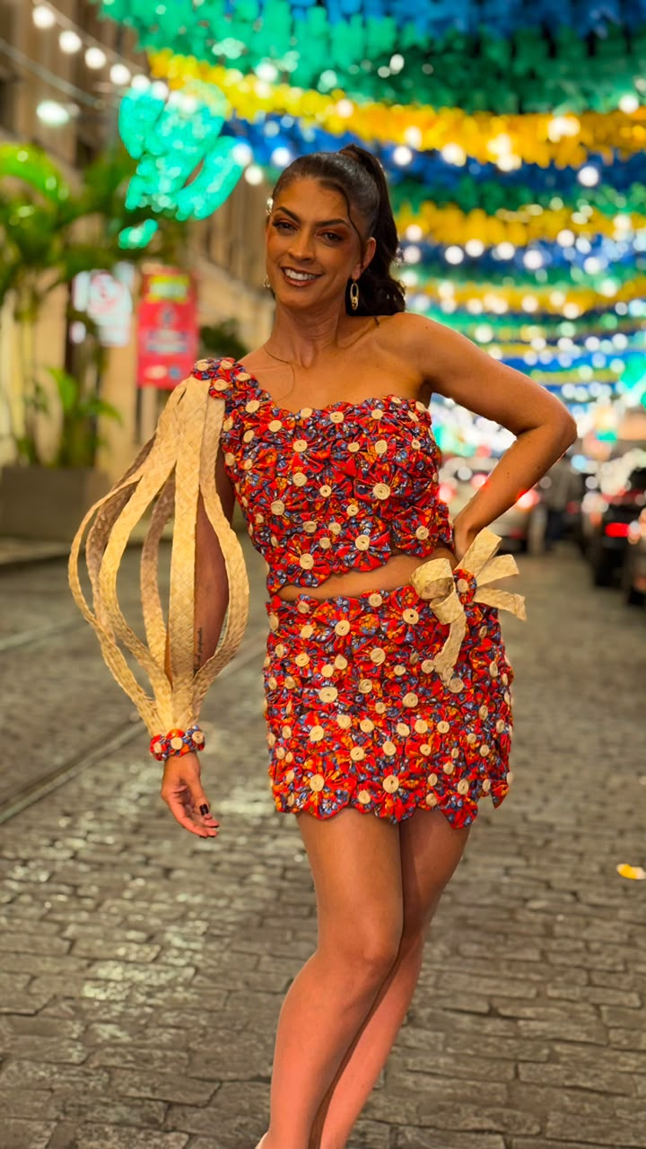 A cantora Cris Lima homenageia a cultura nordestina com muito forró e figurinos vibrantes assinados por Gilmara Veras 6