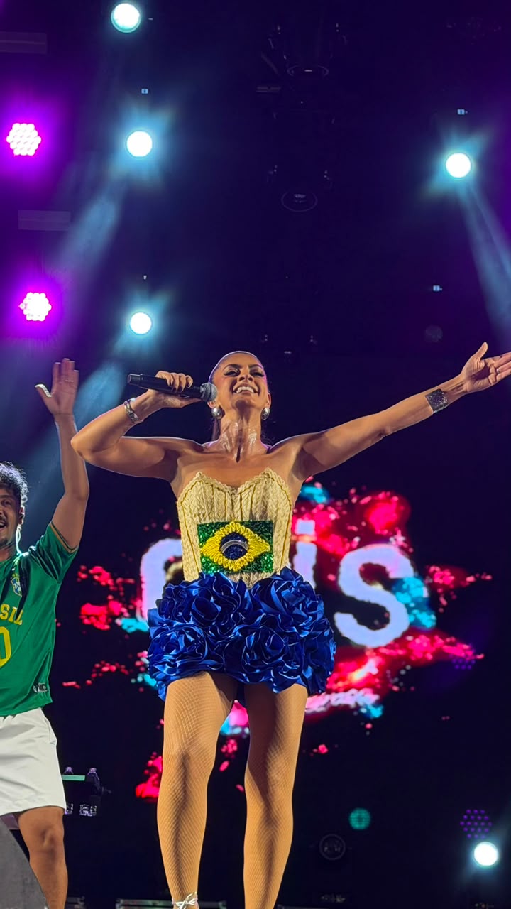 A cantora Cris Lima homenageia a cultura nordestina com muito forró e figurinos vibrantes assinados por Gilmara Veras 5