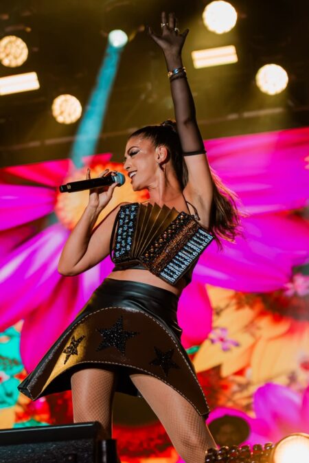A cantora Cris Lima homenageia a cultura nordestina com muito forró e figurinos vibrantes assinados por Gilmara Veras A cantora Cris Lima homenageia a cultura nordestina com muito forró e figurinos vibrantes assinados por Gilmara Veras 7