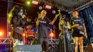 Rock toma conta da Praça ACM e transforma noite em celebração da música e da cultura Rock toma conta da Praça ACM e transforma noite em celebração da música e da cultura 1