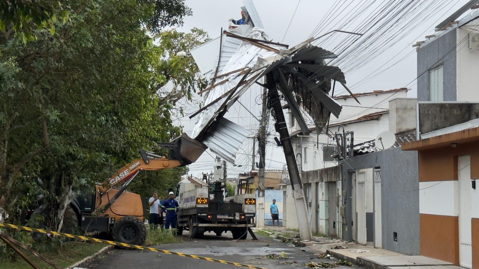 Temporal provoca estragos em todos os bairros de Eunápolis e mobiliza força-tarefa da Prefeitura Temporal provoca estragos em todos os bairros de Eunápolis e mobiliza força-tarefa da Prefeitura 11