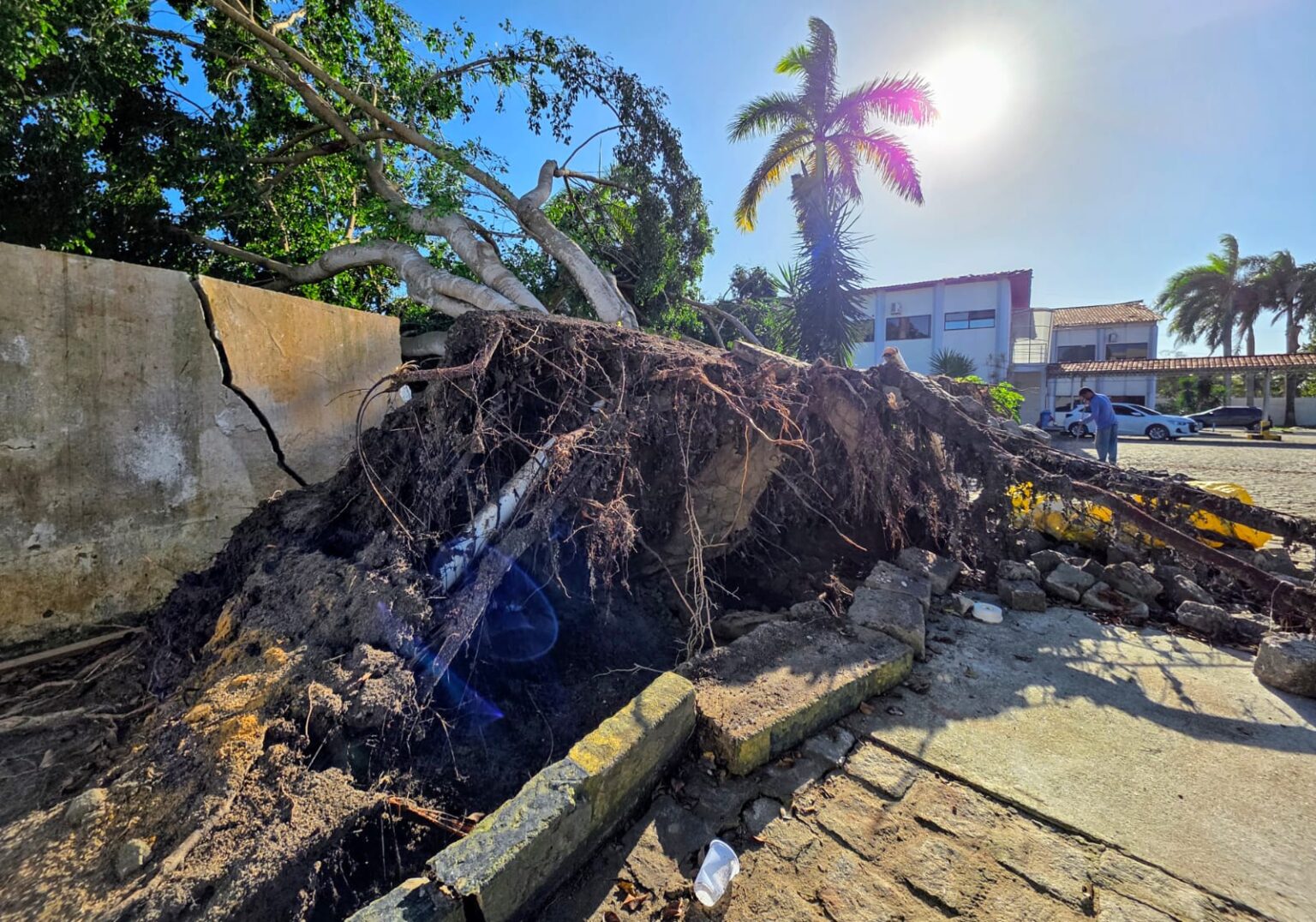 Danos causados por tempestade na Câmara de Eunápolis leva presidente a decretar estado de emergência Danos causados por tempestade na Câmara de Eunápolis leva presidente a decretar estado de emergência 11