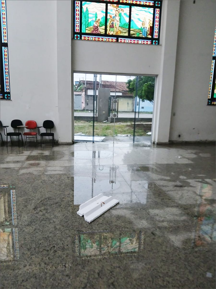 Vendaval provoca sérios danos no teto da Igreja de Santa Rita de Cássia, em Eunápolis 5