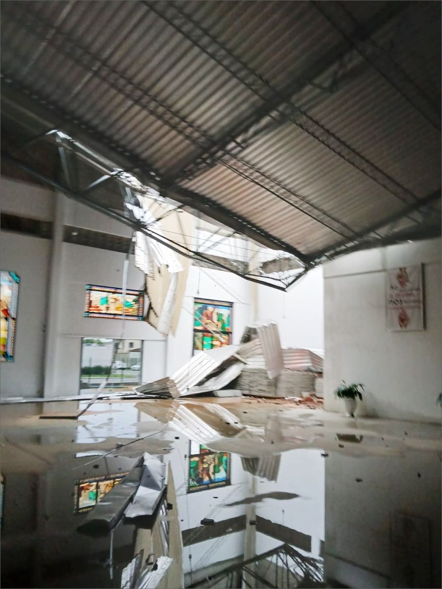 Vendaval provoca sérios danos no teto da Igreja de Santa Rita de Cássia, em Eunápolis 6
