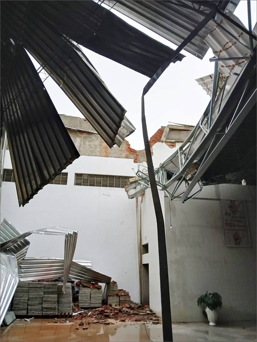 Vendaval provoca sérios danos no teto da Igreja de Santa Rita de Cássia, em Eunápolis 7