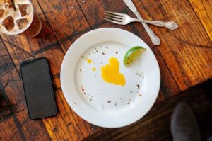 Comer menos não significa comer melhor — nutricionista lista 5 alertas para quem usa GLP-1 Comer menos não significa comer melhor — nutricionista lista 5 alertas para quem usa GLP-1 1
