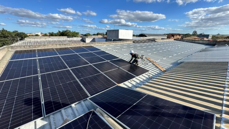 Prefeitura de Eunápolis inicia instalação de sistema de energia solar na Escola Antônio Batista, no Juca Rosa 4