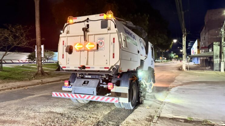 Prefeitura de Eunápolis inicia varrição mecanizada nas vias da cidade Prefeitura de Eunápolis inicia varrição mecanizada nas vias da cidade 4