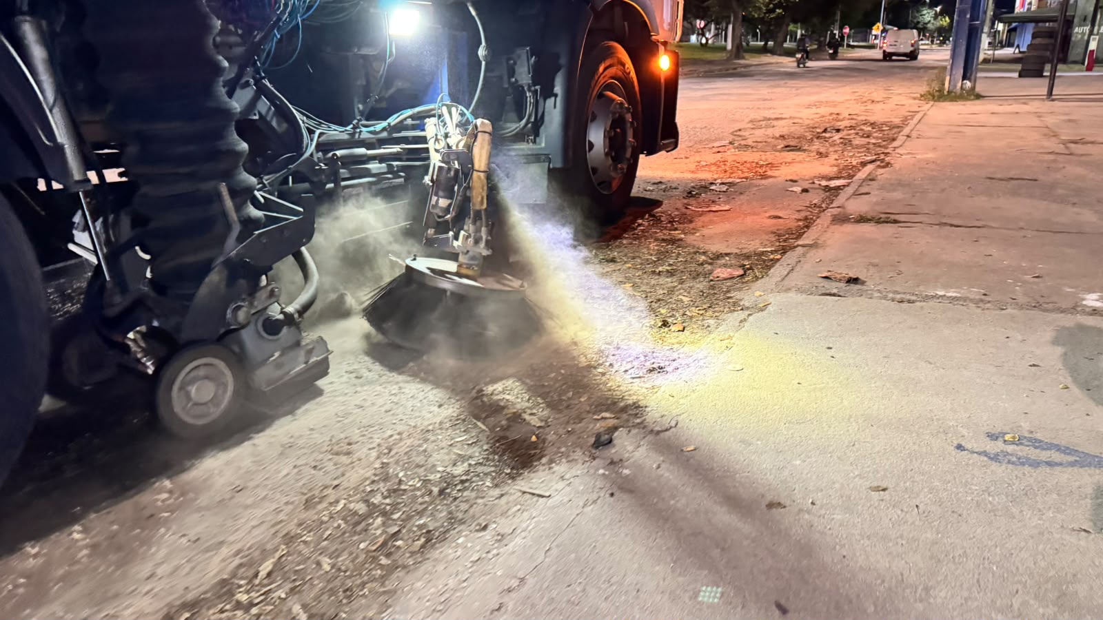 Prefeitura de Eunápolis inicia varrição mecanizada nas vias da cidade 5