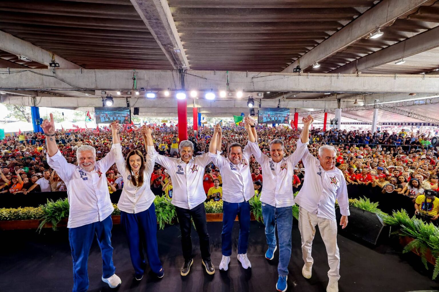 Convenção de Jerônimo reúne mais de 30 mil pessoas e mostra a grande força do time de Lula na Bahia Convenção de Jerônimo reúne mais de 30 mil pessoas e mostra a grande força do time de Lula na Bahia 6