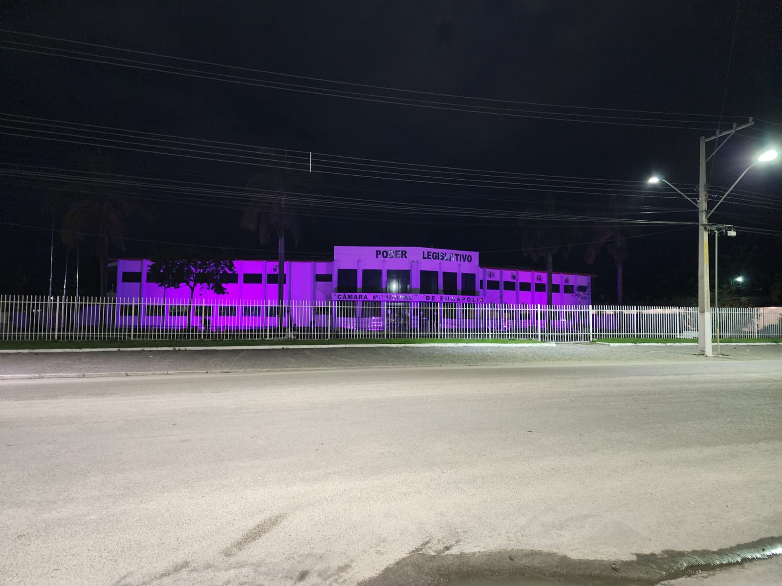 Câmara de Eunápolis se ilumina de lilás pelo fim da violência contra a mulher 5