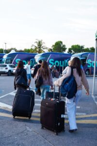 Porto Seguro inicia temporada estudantil com 6,4 mil jovens sul-americanos Porto Seguro inicia temporada estudantil com 6,4 mil jovens sul-americanos 1