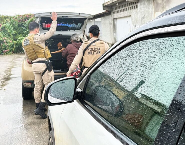Dona de imóvel é conduzida à delegacia após cães serem encontrados mortos e abandonados em Eunápolis Dona de imóvel é conduzida à delegacia após cães serem encontrados mortos e abandonados em Eunápolis 4
