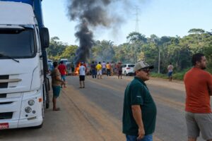 Caminhoneiros bloqueiam desvio da BR-101 após chuva agravar condições da estrada em Santa Maria Eterna 1