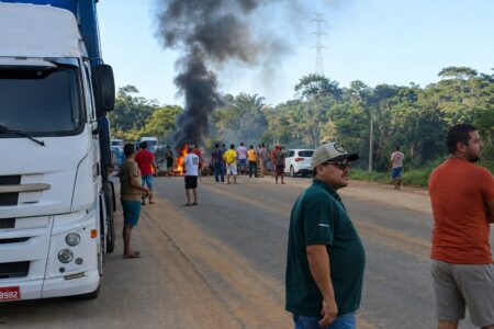 Caminhoneiros bloqueiam desvio da BR-101 após chuva agravar condições da estrada em Santa Maria Eterna 125