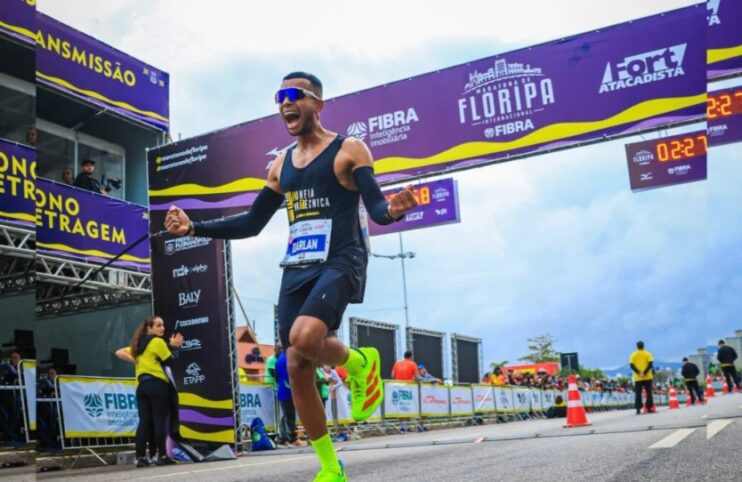 Atleta de Guaratinga, Idarlan Teixeira, brilha na Maratona Internacional de Floripa Atleta de Guaratinga, Idarlan Teixeira, brilha na Maratona Internacional de Floripa 4