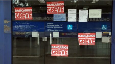 Bancários rejeitam proposta da Caixa e mantêm greve nacional Bancários rejeitam proposta da Caixa e mantêm greve nacional 126