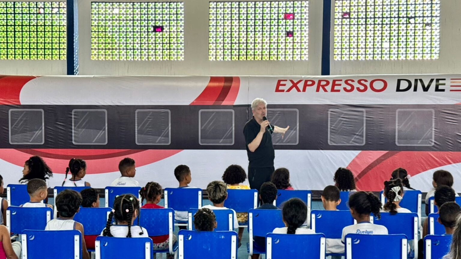 Teatro Cego leva inclusão e novas experiências sensoriais a alunos da rede municipal de Eunápolis Teatro Cego leva inclusão e novas experiências sensoriais a alunos da rede municipal de Eunápolis 11