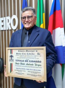 Câmara de Vereadores de Cabrália entrega título de cidadão ao prefeito de Porto Seguro, Jânio Natal 1