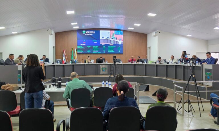 Câmara aprova moção honrosa à paróquia São Francisco ao artista Eduardinho dos Teclados Câmara aprova moção honrosa à paróquia São Francisco ao artista Eduardinho dos Teclados 120