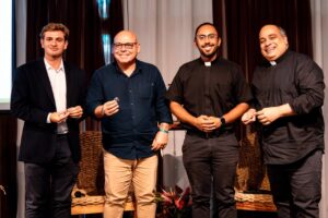 Porto Seguro abre o 1º Simpósio de Turismo Religioso da Costa do Descobrimento Porto Seguro abre o 1º Simpósio de Turismo Religioso da Costa do Descobrimento 1